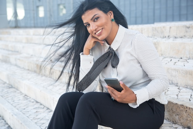 Sorrindo empresária elegante olhando a câmera