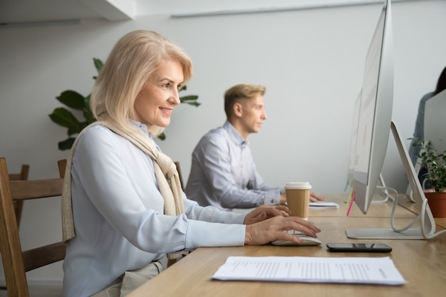 Sorrindo, envelhecido, executiva, usando computador, trabalhando, online, em, coworking, escritório