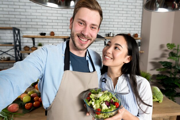 Sorrindo, esposa, olhar, dela, marido, segurando, saudável, salada