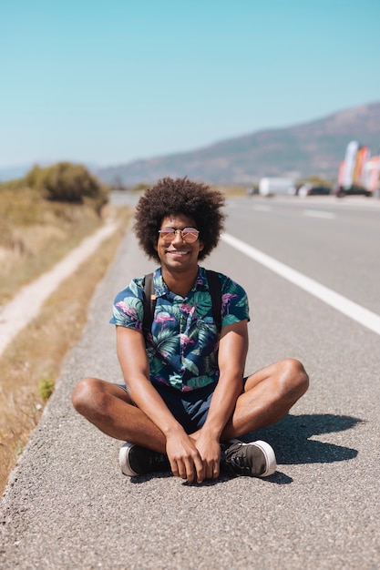 Sorrindo, étnico, macho, sentando, ligado, estrada