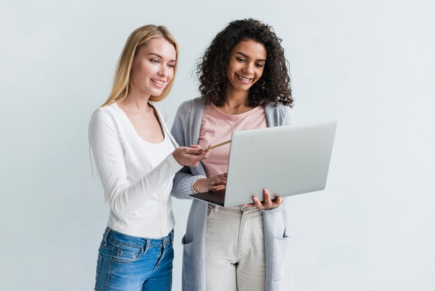 Sorrindo, étnico, mulher, e, loura, coworker, com, cinzento, laptop