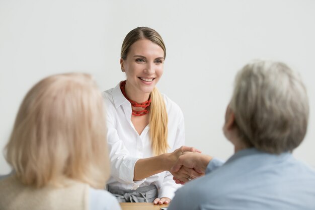 Sorrindo, executiva, agitação, mão, de, sênior, hr, em, entrevista trabalho