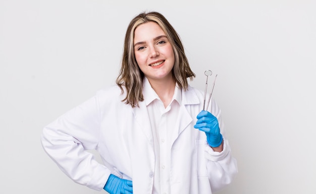 Foto grátis sorrindo feliz com uma mão no quadril e confiante