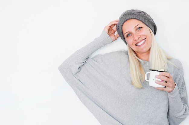 Sorrindo, femininas, com, assalte caneca, chapéu