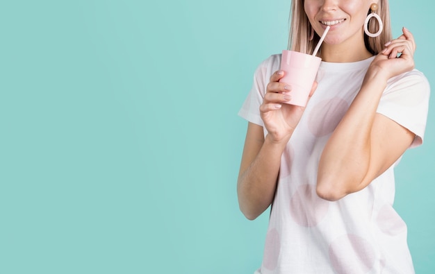 Foto grátis sorrindo feminino beber bebida cópia espaço