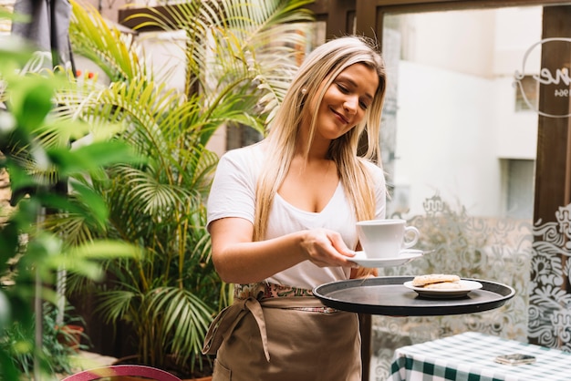 Sorrindo garçonete servindo ordem