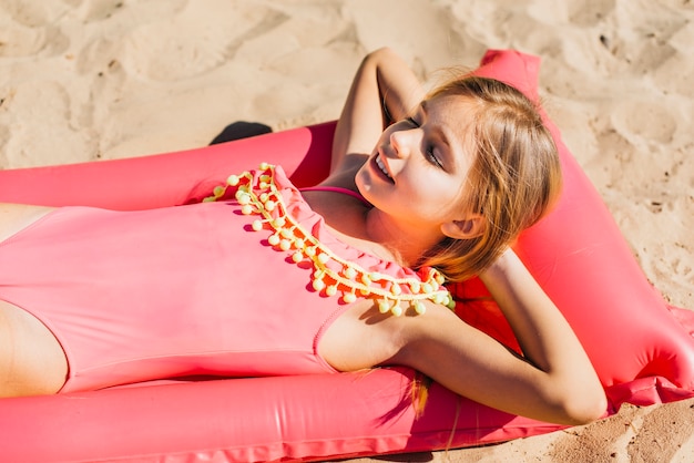 Sorrindo garota magra sol bronzeamento na cor lilo em férias de verão