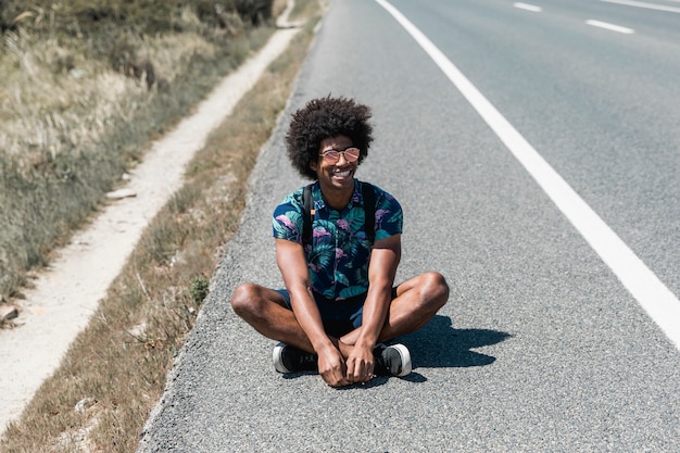 Foto grátis sorrindo, homem americano africano, sentando, ligado, estrada