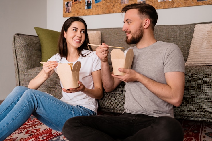 Foto grátis sorrindo, homem e mulher almoçando juntos em casa
