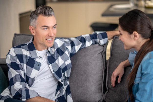 Foto grátis sorrindo, homem e mulher olhando um para o outro