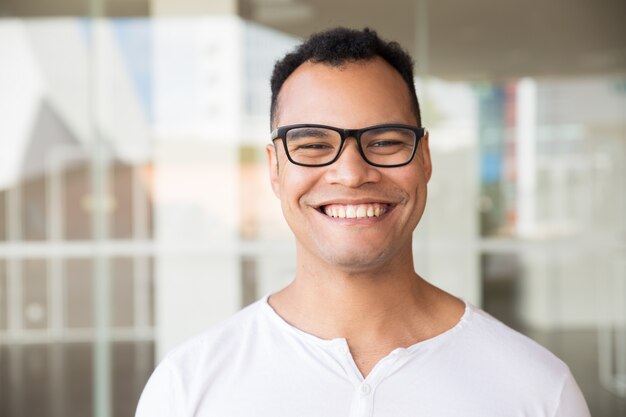 Sorrindo, homem, ficar, predios, olhar, direto, câmera