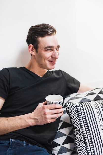 Foto grátis sorrindo, homem jovem, com, xícara café