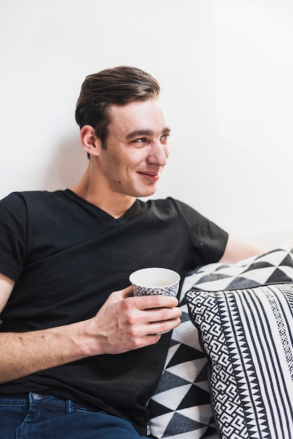 Sorrindo, homem jovem, com, xícara café