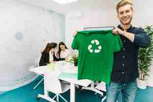 Foto grátis sorrindo, homem negócios, mostrando, verde, t-shirt, com, recicle símbolo