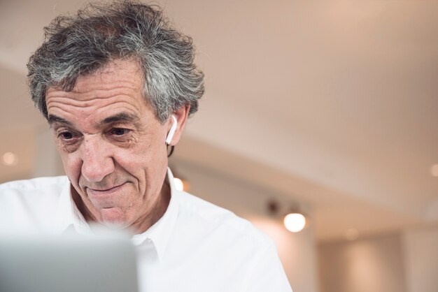 Foto grátis sorrindo, homem negócios sênior, olhar, laptop