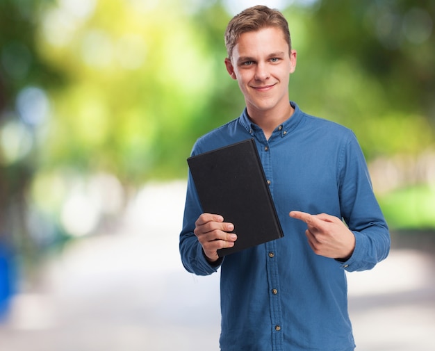 Sorrindo homem segurando um caderno preto