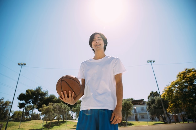 Sorrindo, jogador basquetebol, em, passo