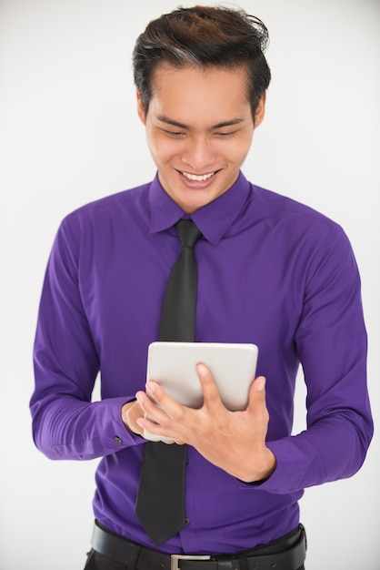 Sorrindo, jovem, asiático, negócio, homem, usando, tableta