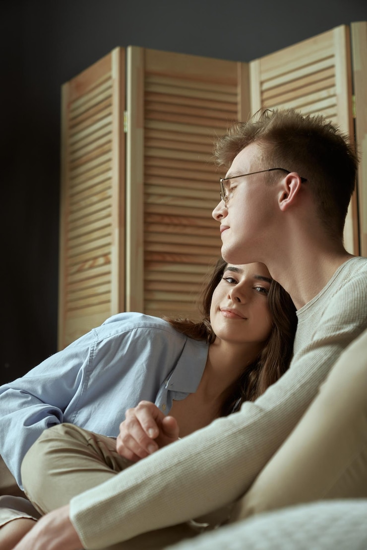Foto grátis sorrindo jovem casal abraçando na cama