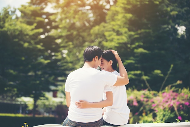 Sorrindo jovem casal apaixonado ao ar livre