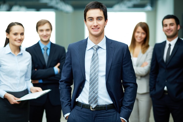 Sorrindo jovem empresário