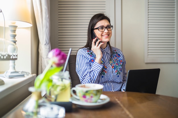 Sorrindo, jovem, executiva, conversa num smartphone, casa