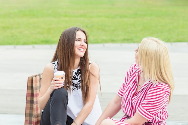 Sorrindo, jovem, femininas, amigos, desfrutando, parque