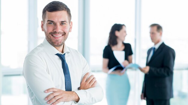 Sorrindo, jovem, homem negócios, com, braços dobrados