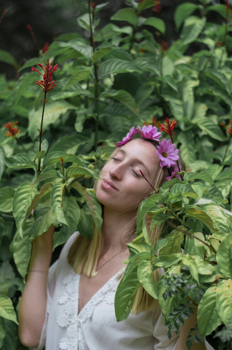 Foto grátis sorrindo jovem mulher aprecia ao ar livre