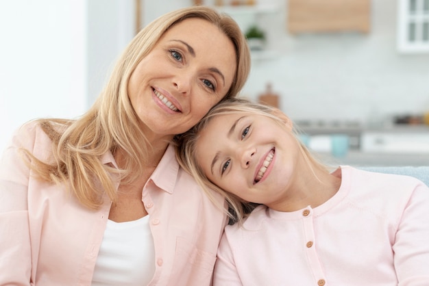 Sorrindo, mãe filha, olhando fotógrafo