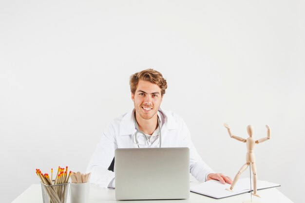 Sorrindo médico na mesa