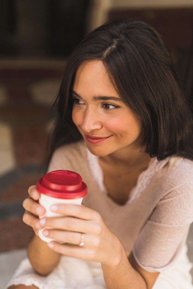 Foto grátis sorrindo, menina adolescente, segurando, levando, xícara café