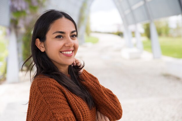 Sorrindo, menina asiática romântica, contemplar, natureza, ao redor