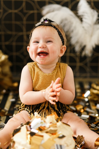 Sorrindo, menina bebê, celebrando, dela, primeiro aniversário, comendo bolo