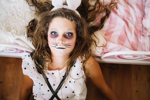 Foto grátis sorrindo menina de coelho por cama