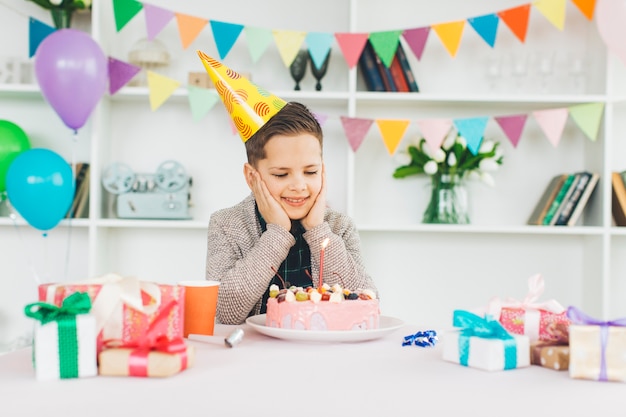 Sorrindo, menino, com, um, bolo aniversário