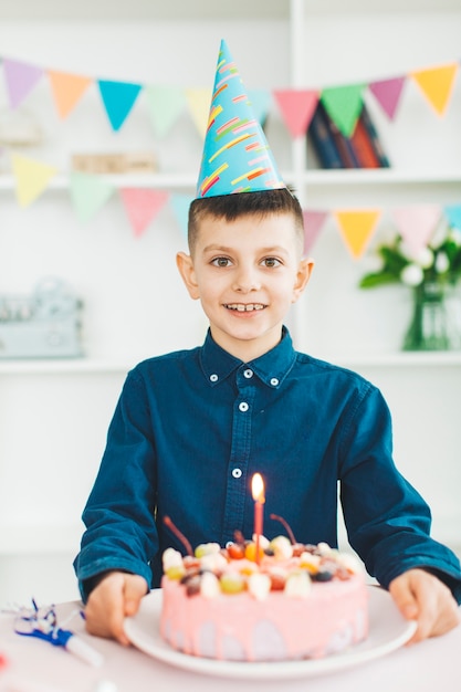 Sorrindo, menino, com, um, bolo aniversário