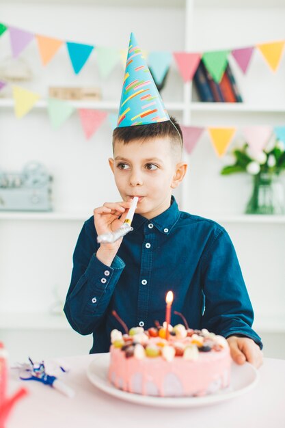 Sorrindo, menino, com, um, bolo aniversário