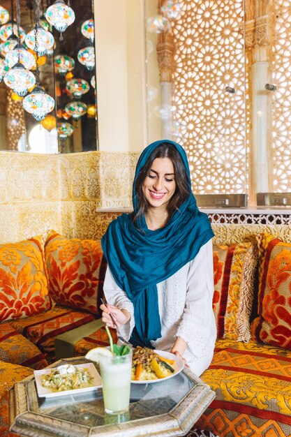 Sorrindo, muçulmano, mulher, em, restaurante