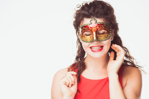 Sorrindo mulher adulta em máscara de carnaval