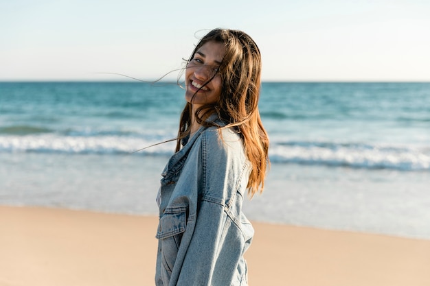 Sorrindo, mulher adulta, ligado, praia, olhando câmera