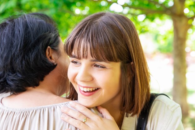 Sorrindo, mulher jovem, abraçar mãe, parque