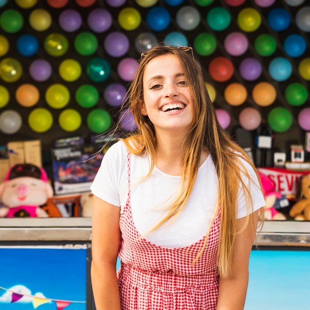 Foto grátis sorrindo, mulher jovem, em, parque divertimento