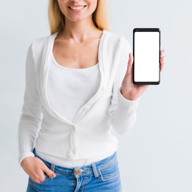 Foto grátis sorrindo, mulher jovem, mostrando, smartphone