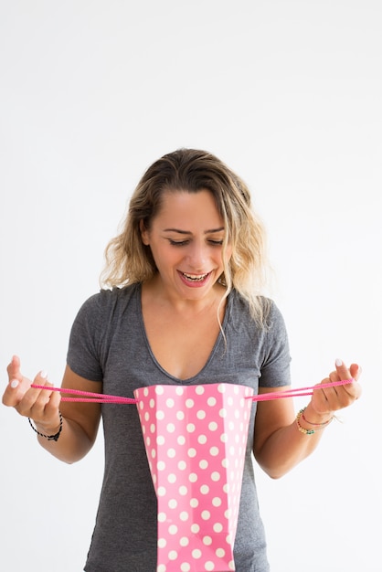 Sorrindo, mulher segura, bolsa de compras, e, piando, aquilo