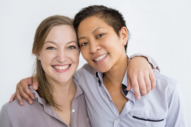 Sorrindo, mulheres, abraçar, e, posar, câmera