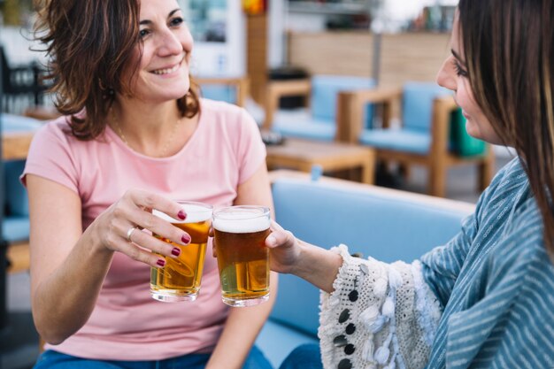 Sorrindo, mulheres, clinking, óculos