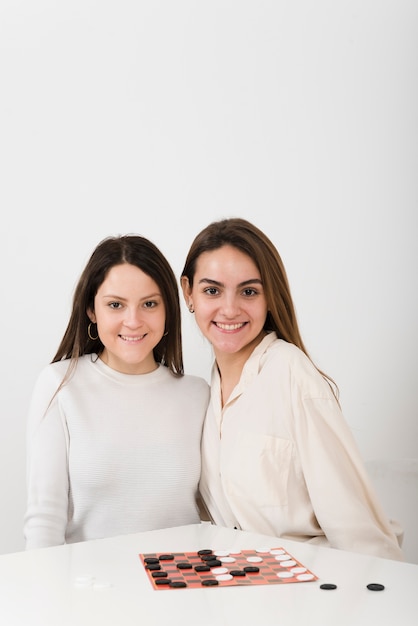 Foto grátis sorrindo, mulheres, jogando damas