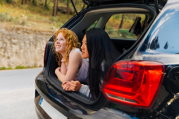 Sorrindo, mulheres jovens, em, mala aberta carro