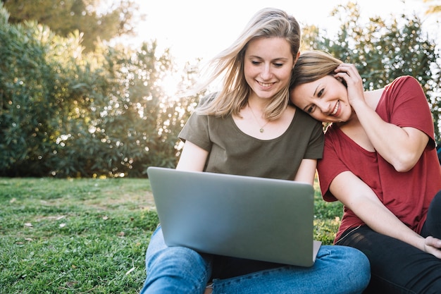 Sorrindo, mulheres, usando, laptop, ligado, chão